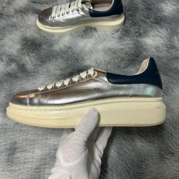 [BUNJANG] Alexander McQueen Oversized Sneakers Silver/Navy (Size 41) / [41 size] 알렉산더 맥퀸 오버솔 스니커즈 실버/네이비