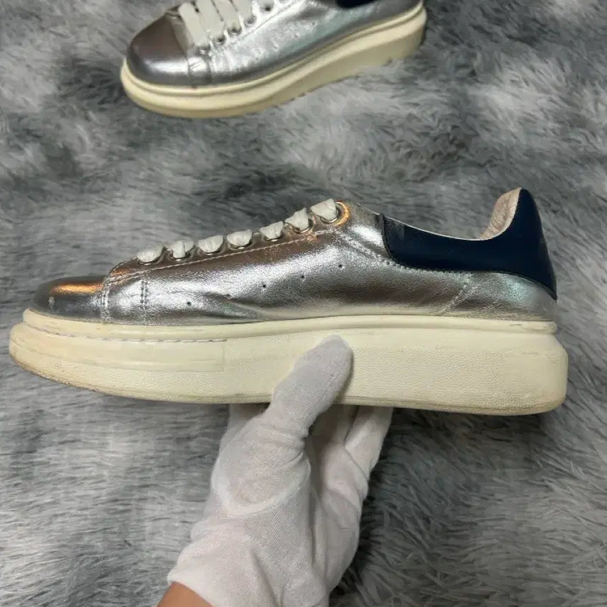 [BUNJANG] Alexander McQueen Oversized Sneakers Silver/Navy (Size 41) / [41 size] 알렉산더 맥퀸 오버솔 스니커즈 실버/네이비