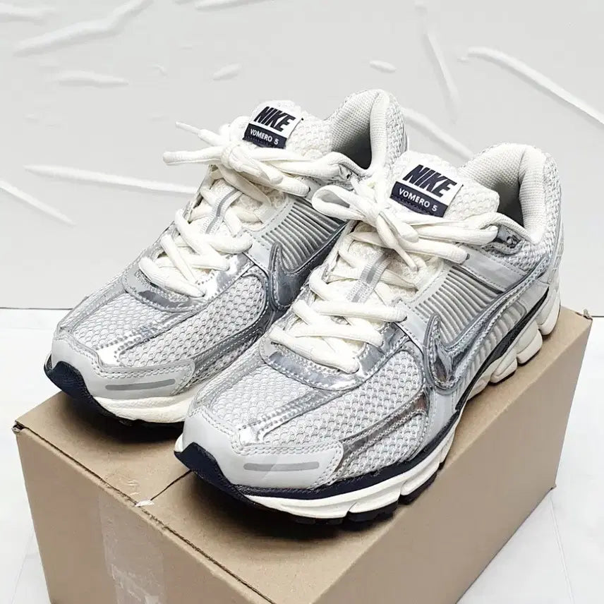 [SOLD OUT] 나이키 줌 보메로 5 메탈릭실버 운동화 275