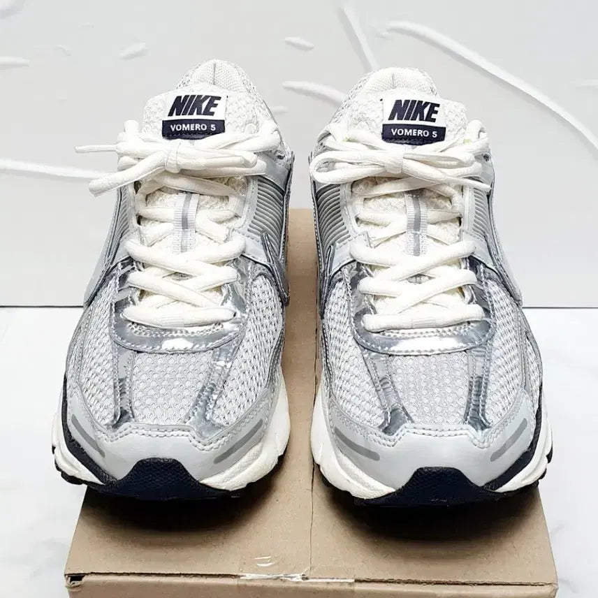 [SOLD OUT] 나이키 줌 보메로 5 메탈릭실버 운동화 275