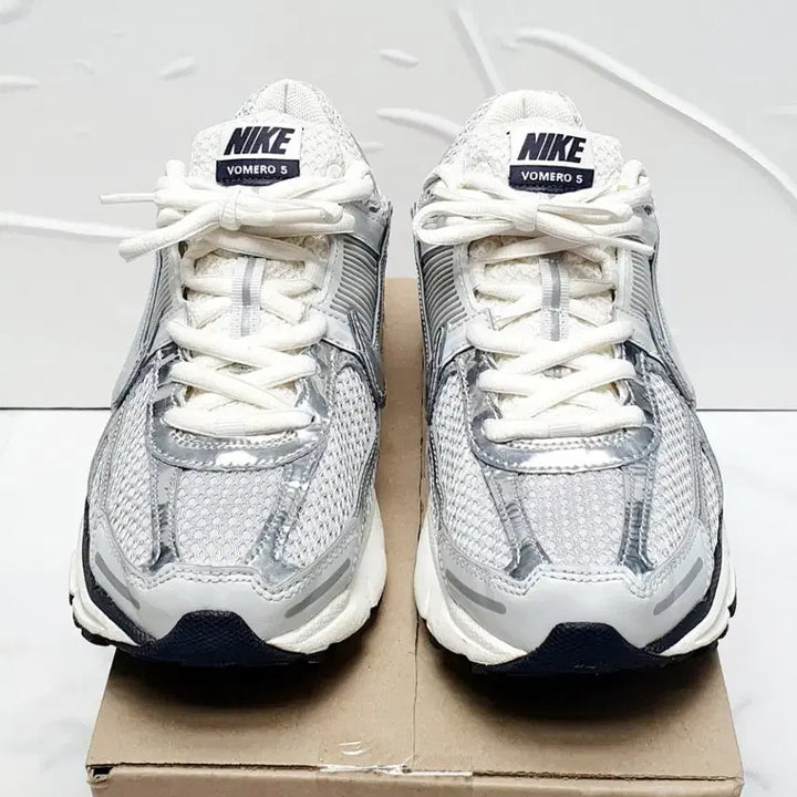 [SOLD OUT] 나이키 줌 보메로 5 메탈릭실버 운동화 275