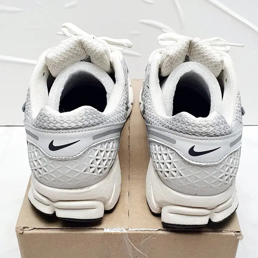 [SOLD OUT] 나이키 줌 보메로 5 메탈릭실버 운동화 275