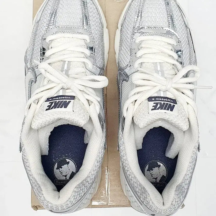 [SOLD OUT] 나이키 줌 보메로 5 메탈릭실버 운동화 275