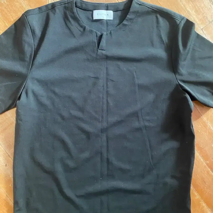[SOLD OUT] 에디션 블랙 헨리넥 반팔티 105