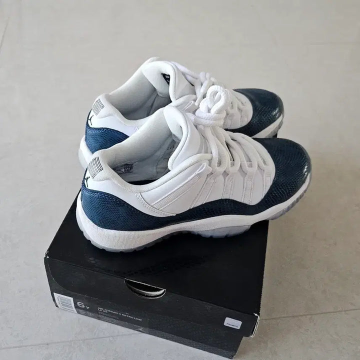 [BUNJANG] 에어조던 11 로우 뱀피gs 240mm / 에어조던 11 로우 뱀피gs 240mm