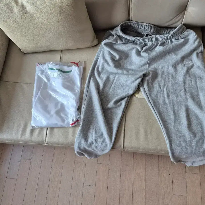 [BUNJANG] Puma White T-shirt + Nike Gray Training Pants Bundle Set / 푸마 흰색 티셔츠 + 나이키 회색 트레이닝 바지