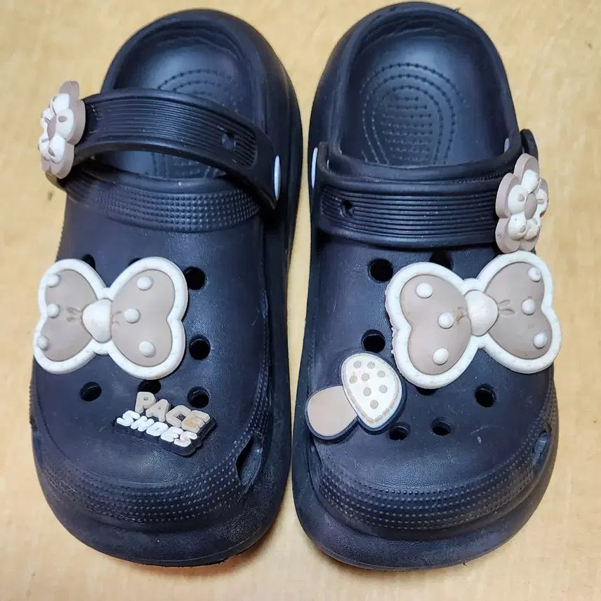 [SOLD OUT] 검정색 리본 장식 크록스 스타일 샌들