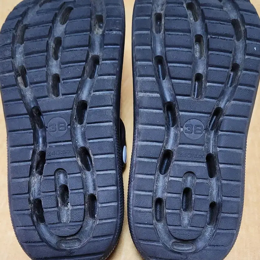 [SOLD OUT] 검정색 리본 장식 크록스 스타일 샌들