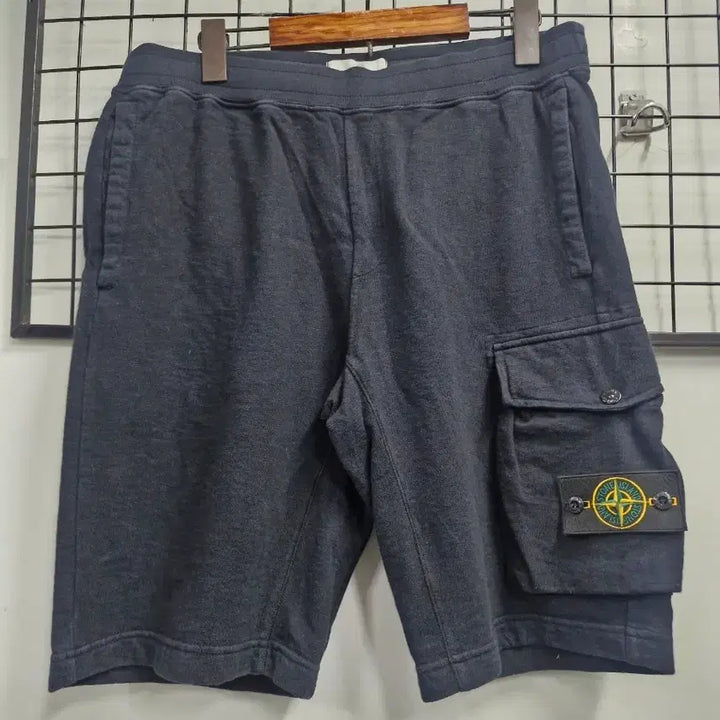 [SOLD OUT] 100L 스톤아일랜드 카고 반바지 검정