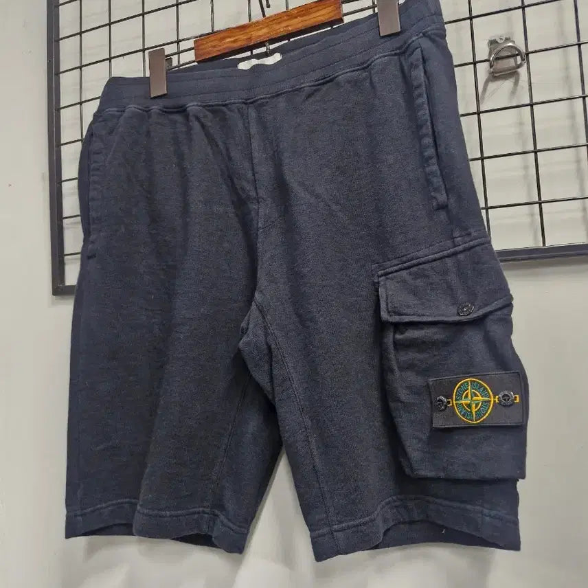 [SOLD OUT] 100L 스톤아일랜드 카고 반바지 검정