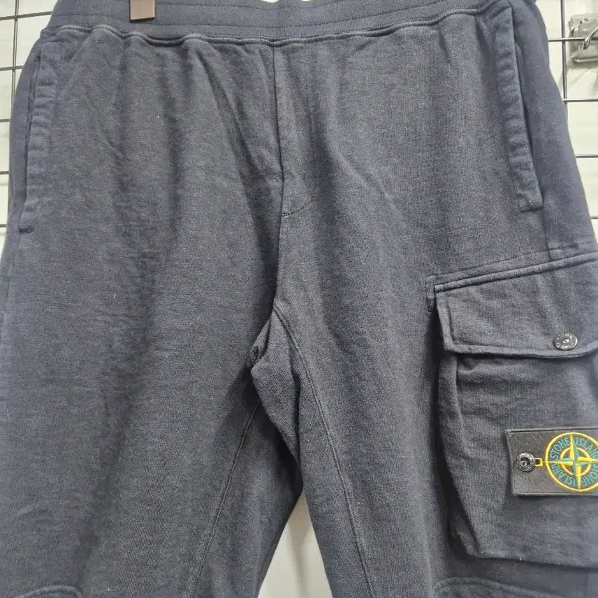 [SOLD OUT] 100L 스톤아일랜드 카고 반바지 검정