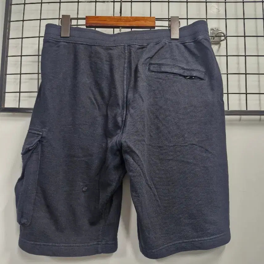 [SOLD OUT] 100L 스톤아일랜드 카고 반바지 검정