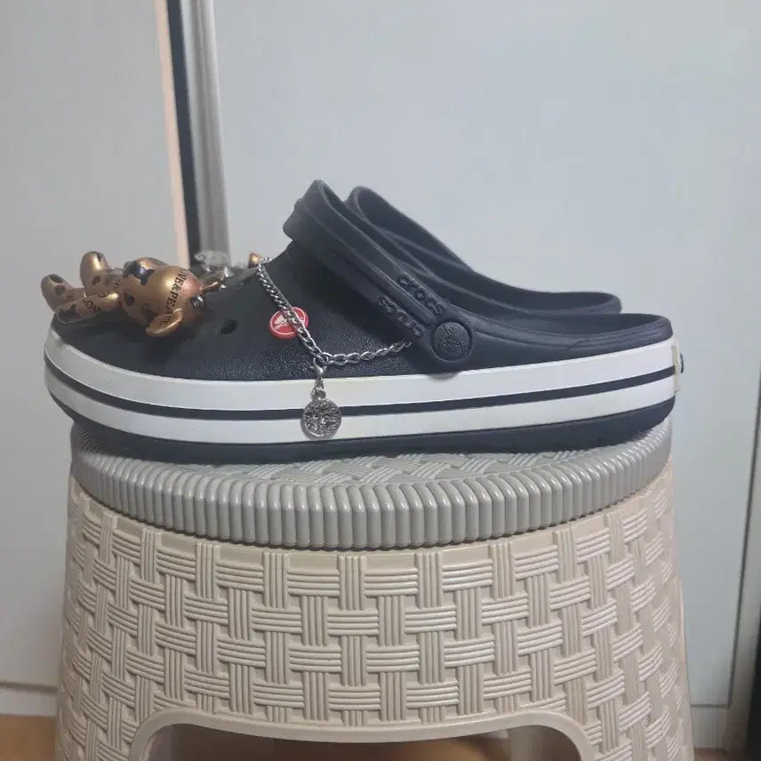 [BUNJANG] Crocs Crocband with Unique Jibbitz Size 10-12 / 크록스  유니크 지비츠 포함 10.12 사이즈