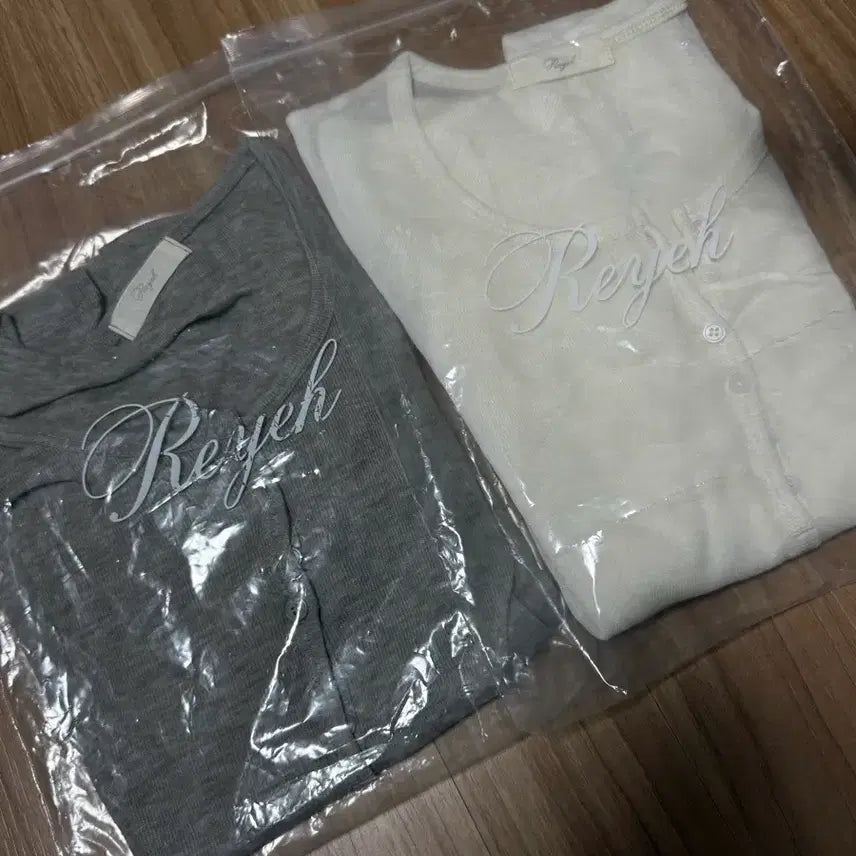[SOLD OUT] 레예샵 버튼티