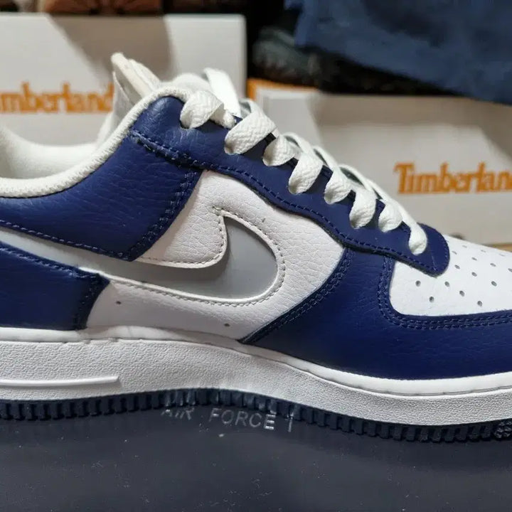 [BUNJANG] Nike Air Force 1 Cut Out Midnight Navy Sneakers / 나이키 에어포스 컷 아웃  미드나잇 네이비 255