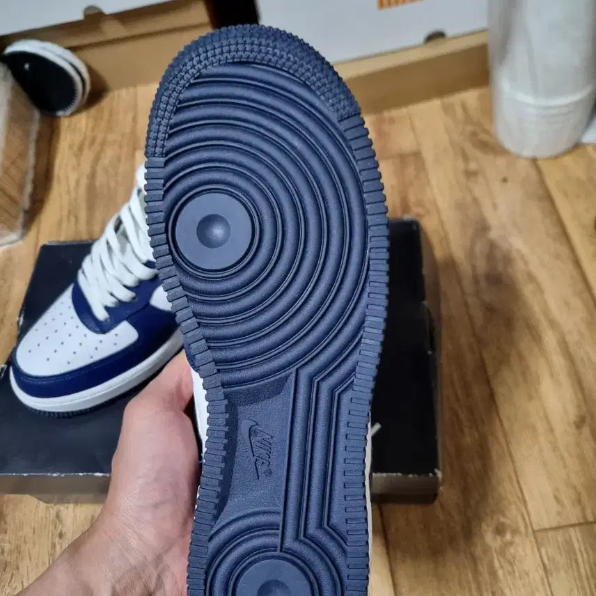 [BUNJANG] Nike Air Force 1 Cut Out Midnight Navy Sneakers / 나이키 에어포스 컷 아웃  미드나잇 네이비 255