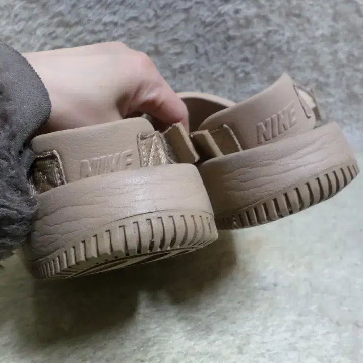 [BUNJANG] Nike Calm Mule Sandals Beige Used Shoes / 후루룩구제 240 나이키 캄뮬 샌들 슬리퍼 베이지 중고 신발