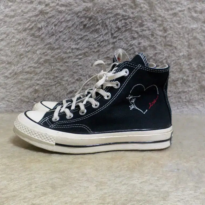 [BUNJANG] Converse Chuck Taylor Valentine Black High Sneakers / 후루룩구제 240 컨버스 척테일러 발렌타인 블랙 하이 운동화 스니커즈