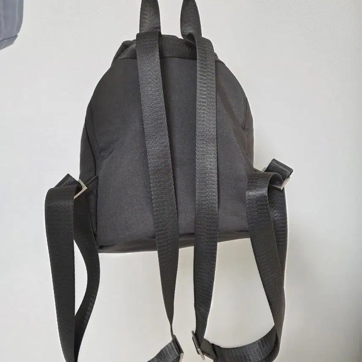 [SOLD OUT] 마스마룰즈 미니 글로시 플랩 백팩 (다크그레이)