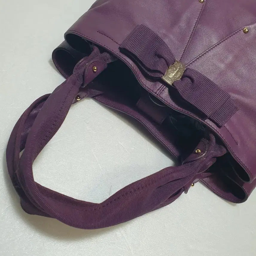[SOLD OUT] 정품 ㅡ페라가모 ㅡ가죽.리본백 ㅡ택포