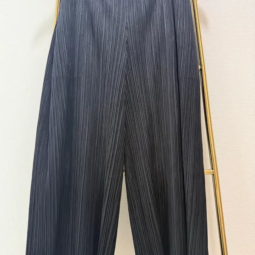 [SOLD OUT] 플리츠플리즈 블랙 플리츠 바지