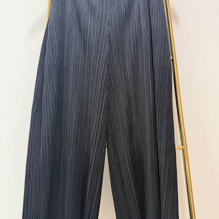 [SOLD OUT] 플리츠플리즈 블랙 플리츠 바지