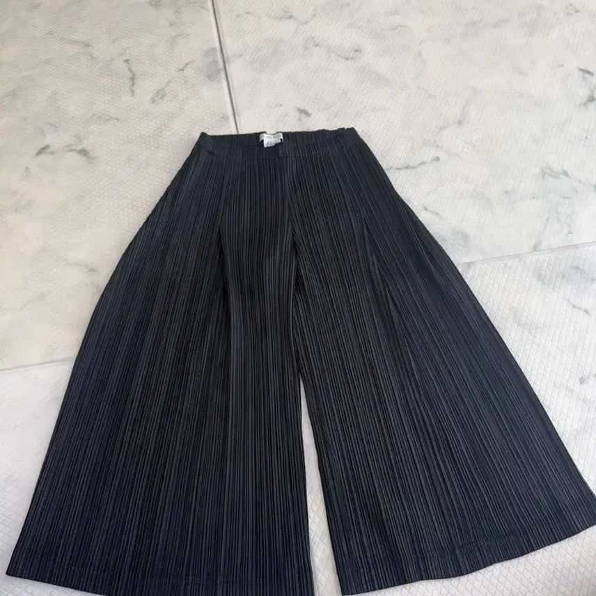 [SOLD OUT] 플리츠플리즈 블랙 플리츠 바지