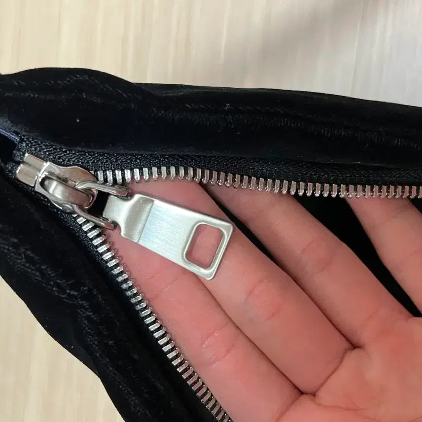 [BUNJANG] Minitmute Clo Soft Black Bell Shoulder Bag / 미닛뮤트 클로 소프트 블랙벨 숄더백