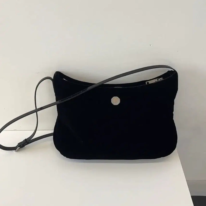 [BUNJANG] Minitmute Clo Soft Black Bell Shoulder Bag / 미닛뮤트 클로 소프트 블랙벨 숄더백