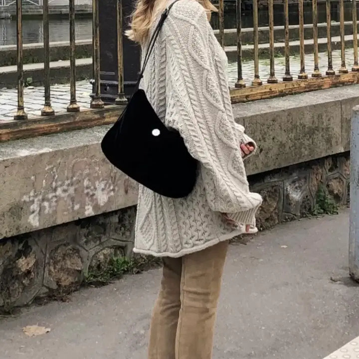 [BUNJANG] Minitmute Clo Soft Black Bell Shoulder Bag / 미닛뮤트 클로 소프트 블랙벨 숄더백