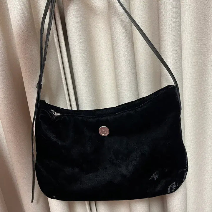 [BUNJANG] Minitmute Clo Soft Black Bell Shoulder Bag / 미닛뮤트 클로 소프트 블랙벨 숄더백