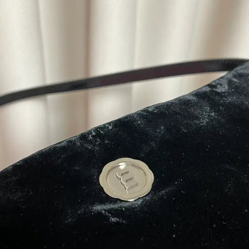 [BUNJANG] Minitmute Clo Soft Black Bell Shoulder Bag / 미닛뮤트 클로 소프트 블랙벨 숄더백