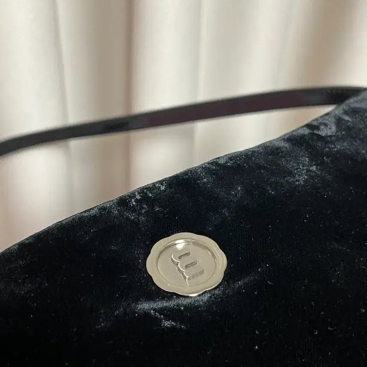 [BUNJANG] Minitmute Clo Soft Black Bell Shoulder Bag / 미닛뮤트 클로 소프트 블랙벨 숄더백