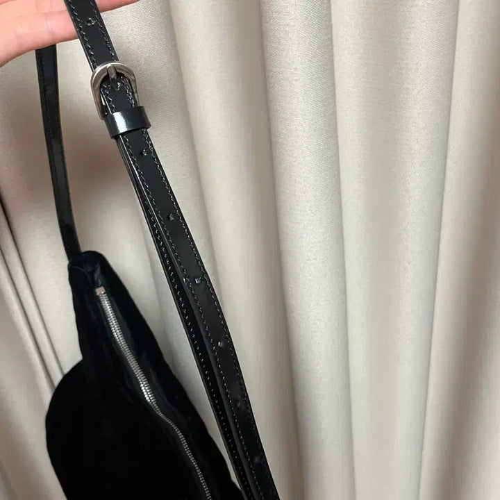 [BUNJANG] Minitmute Clo Soft Black Bell Shoulder Bag / 미닛뮤트 클로 소프트 블랙벨 숄더백