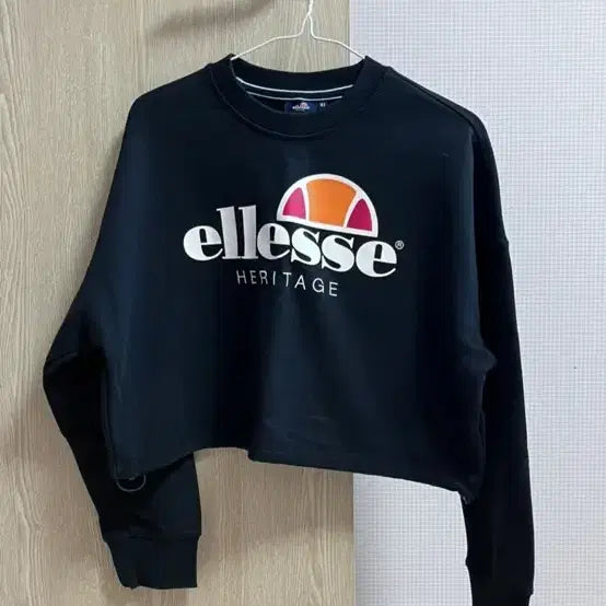 [BUNJANG] Ellesse Heritage Crop Sweatshirt Black / 엘레쎄 헤리티지 크롭 맨투맨 블랙