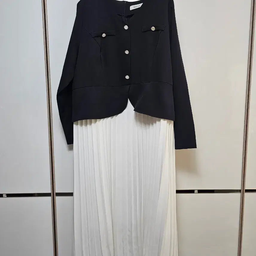 [BUNJANG] Romi Story Black &amp; White Pleated Dress / Romi story 블랙&amp;화이트 플리츠 원피스