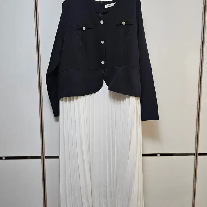 [BUNJANG] Romi Story Black &amp; White Pleated Dress / Romi story 블랙&amp;화이트 플리츠 원피스