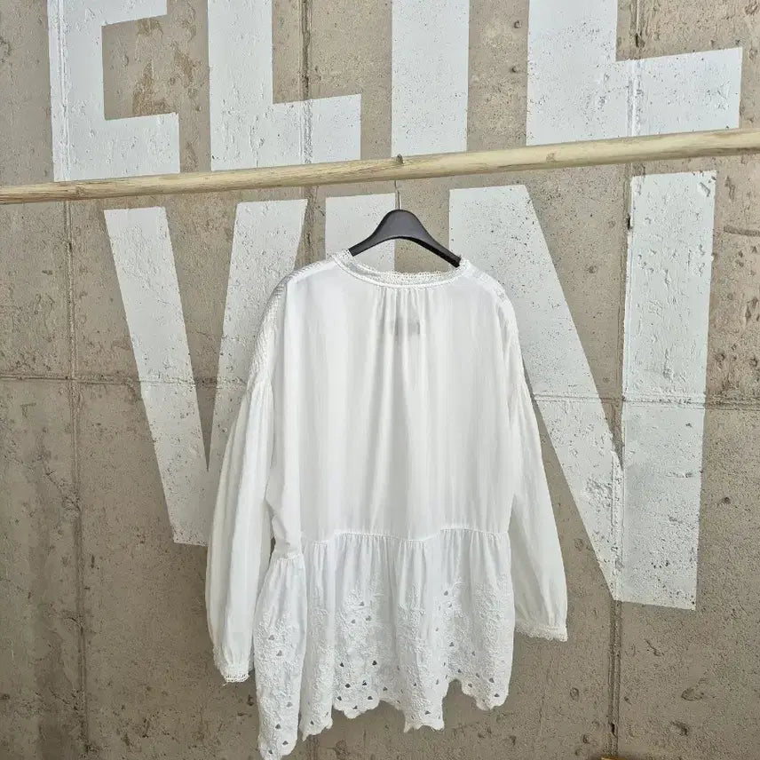 [SOLD OUT] 오버핏 레이스 화이트블라우스