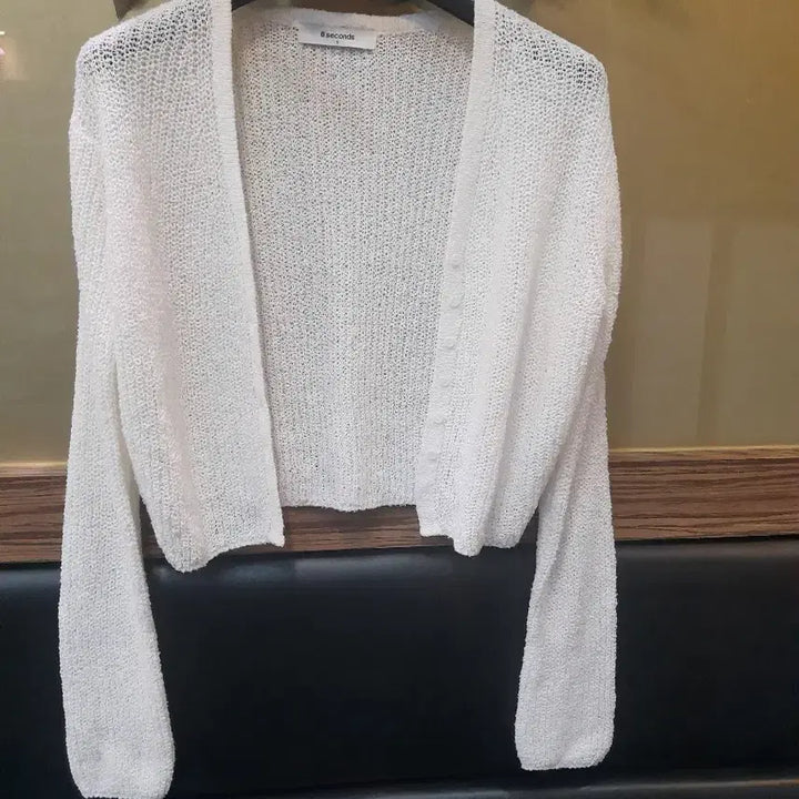 [BUNJANG] 8 Seconds White Crop Cardigan / 8세컨즈 화이트 크롭 가디건 니트