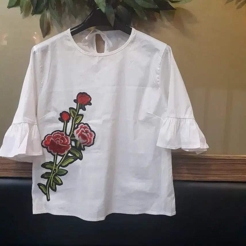 [BUNJANG] White Floral Embroidered Blouse / 화이트 플라워 자수 블라우스 프릴 소매