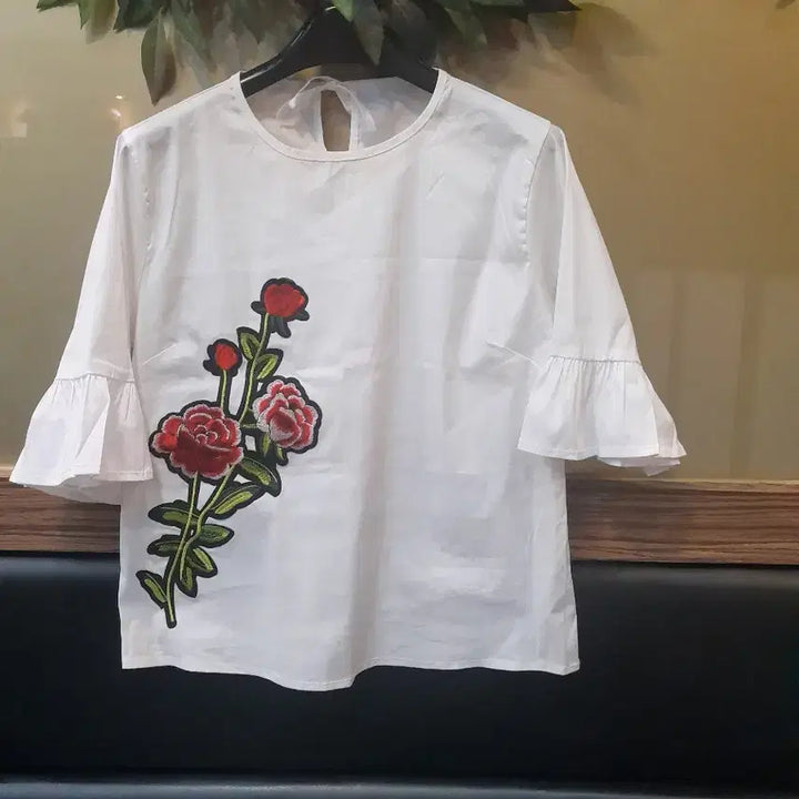[BUNJANG] White Floral Embroidered Blouse / 화이트 플라워 자수 블라우스 프릴 소매