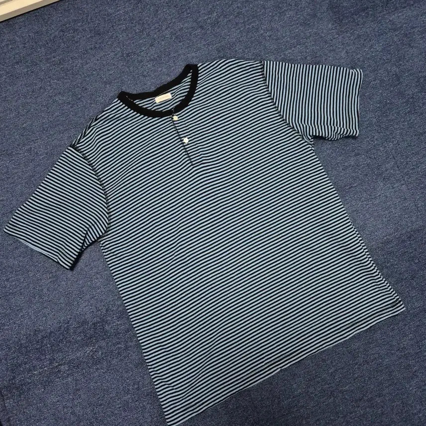[SOLD OUT] (1회착용)포커페이스 스트라이프 헨리넥 티셔츠 2size [정가 5.9]