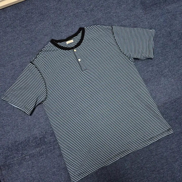 [SOLD OUT] (1회착용)포커페이스 스트라이프 헨리넥 티셔츠 2size [정가 5.9]