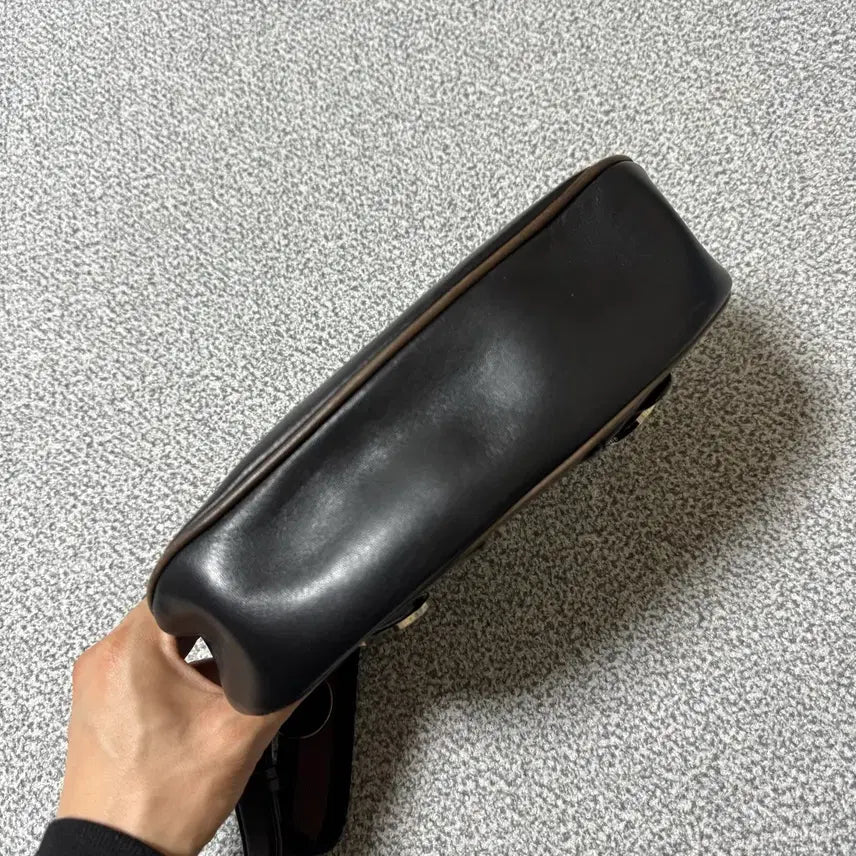 [SOLD OUT] 지방시 레더 크로스백