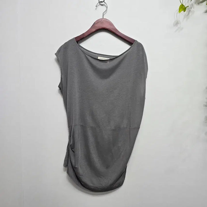 [SOLD OUT] 모노크롬 언발란스 민소매