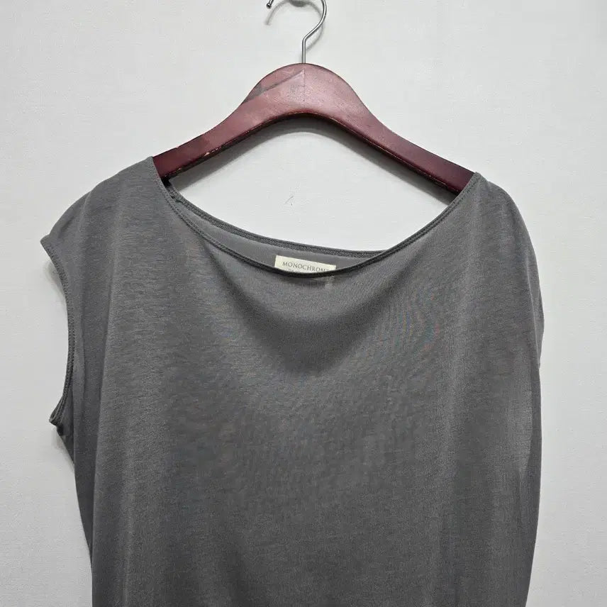 [SOLD OUT] 모노크롬 언발란스 민소매
