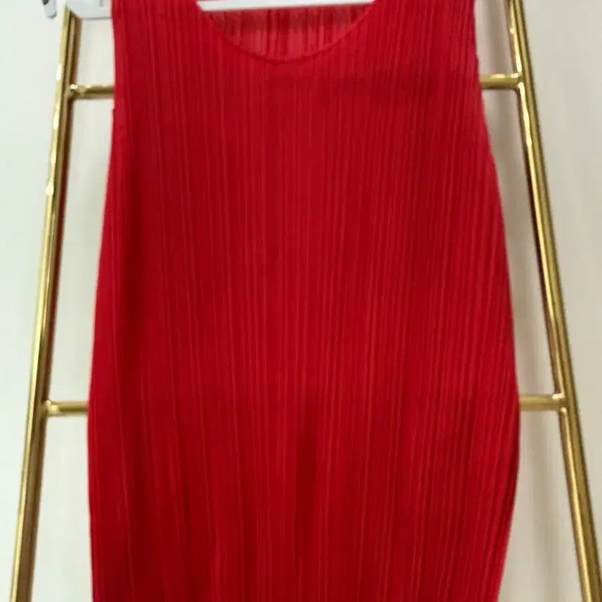 [SOLD OUT] 플리츠플리즈 레드컬러 민소매 나시
