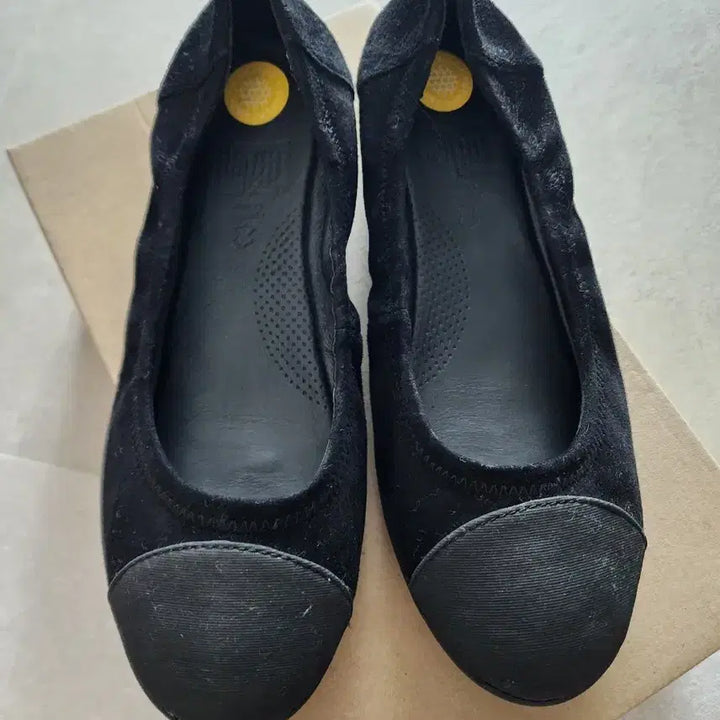 [SOLD OUT] 핏플랍 블랙 스웨이드 여성 발레리나 플랫 슈즈 250