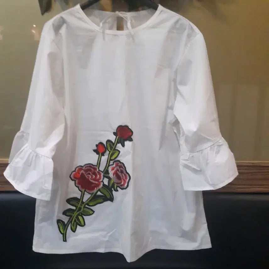 [BUNJANG] White Rose Embroidered Blouse / 흰색 장미 자수 블라우스 7부 소매