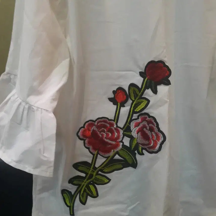 [BUNJANG] White Rose Embroidered Blouse / 흰색 장미 자수 블라우스 7부 소매
